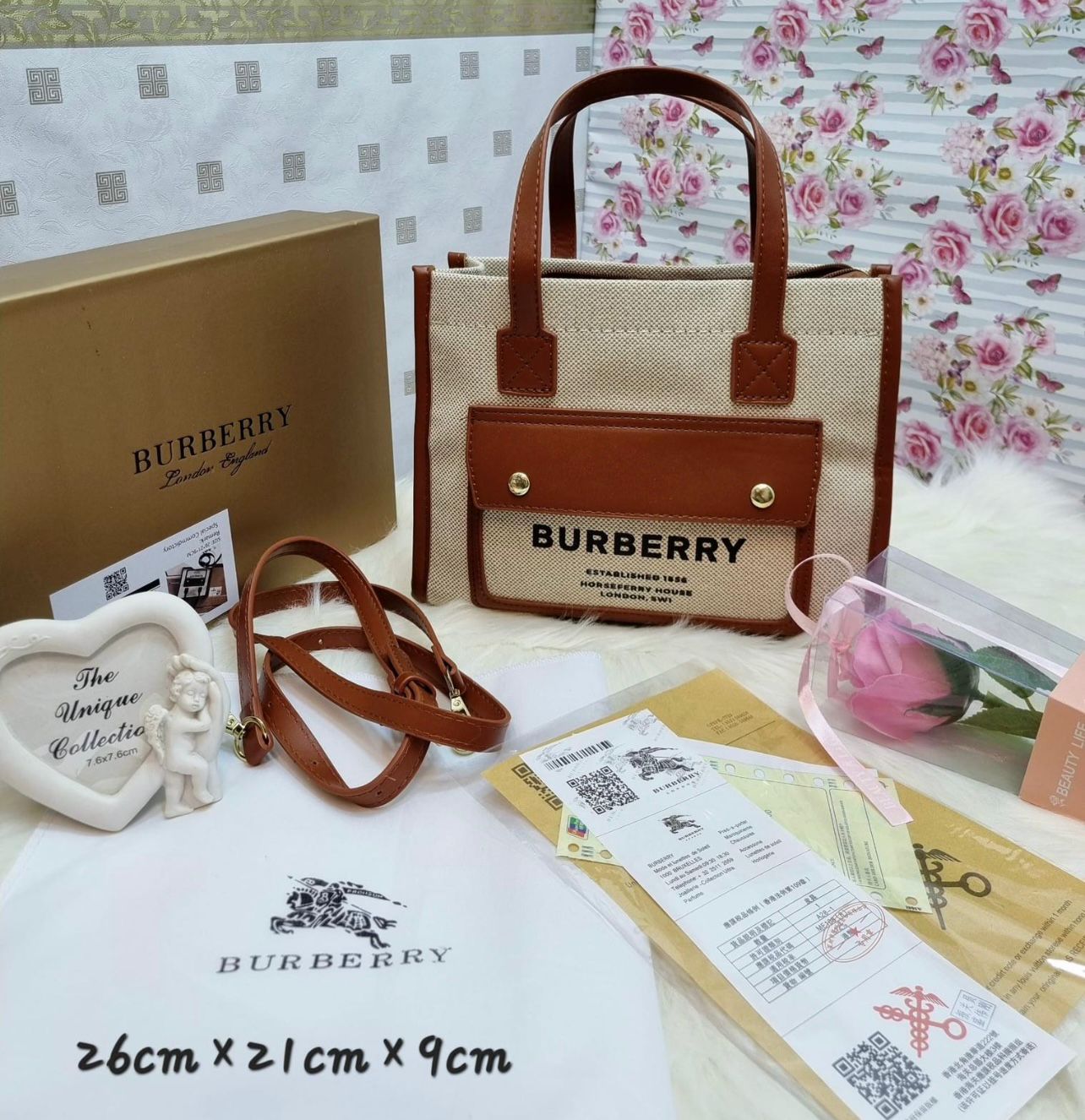 Black & White Compact Burberry-Inspired Tote (26x21x9 cm)